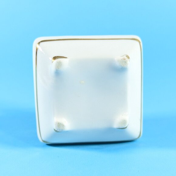 White porcelain lidded trinket box with silver, blue and pink pattern - Picture 8 of 11